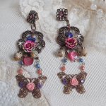 BO Roses and Butterfly avec des roses en Résine, cristaux : cabochons, toupies et cœurs, facettes, perles rondes en Jaspe Rouge et cabochons en Zirconium. Montés sur dormeuses estampes